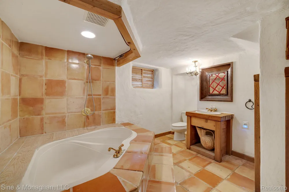 417 CLOVERLY ROAD Grosse Pointe Farms City, MI 48236
