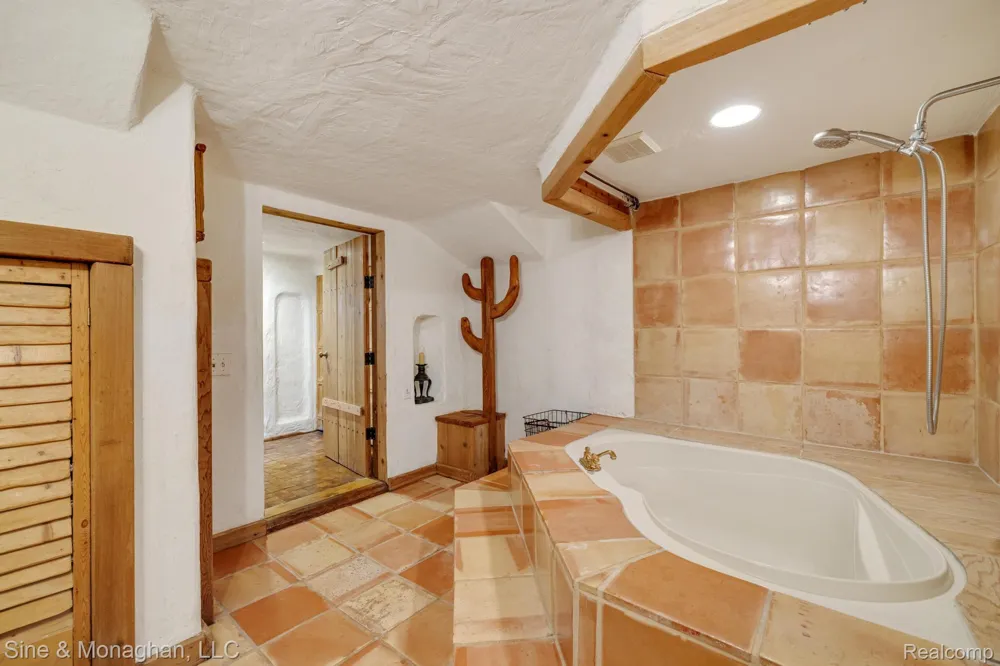 417 CLOVERLY ROAD Grosse Pointe Farms City, MI 48236