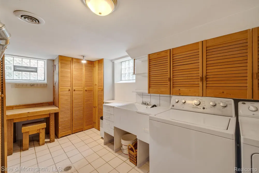 417 CLOVERLY ROAD Grosse Pointe Farms City, MI 48236