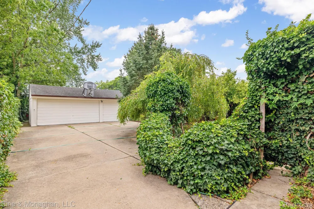 417 CLOVERLY ROAD Grosse Pointe Farms City, MI 48236