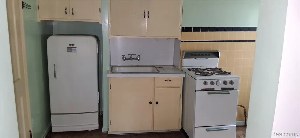 1810 Thorndale Street Commerce Charter Township, MI 48382
