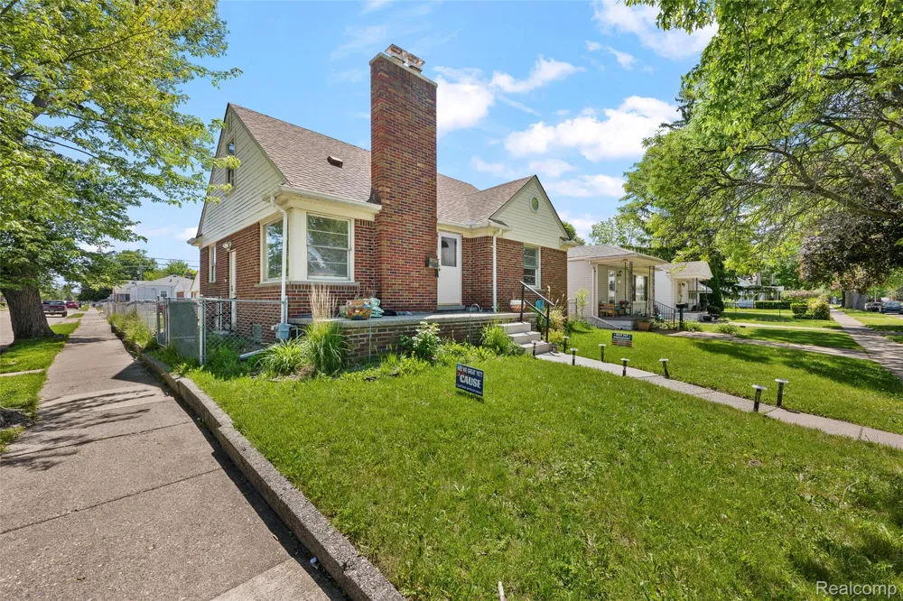 24740 Saxony Avenue Eastpointe City, MI 48021