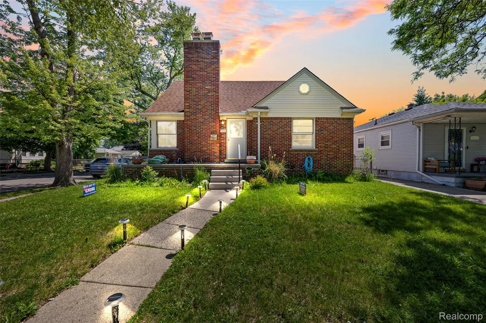 24740 Saxony Avenue Eastpointe City, MI 48021
