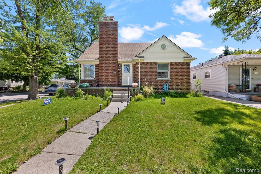 24740 Saxony Avenue Eastpointe City, MI 48021