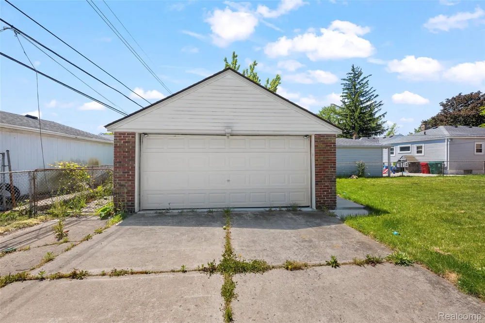 24740 Saxony Avenue Eastpointe City, MI 48021
