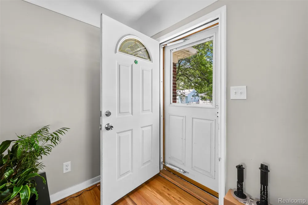 24740 Saxony Avenue Eastpointe City, MI 48021