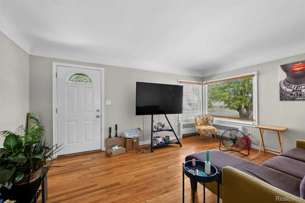 24740 Saxony Avenue Eastpointe City, MI 48021