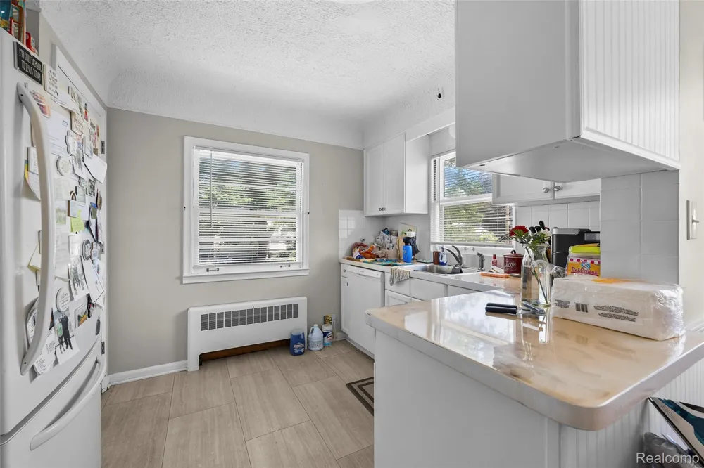 24740 Saxony Avenue Eastpointe City, MI 48021