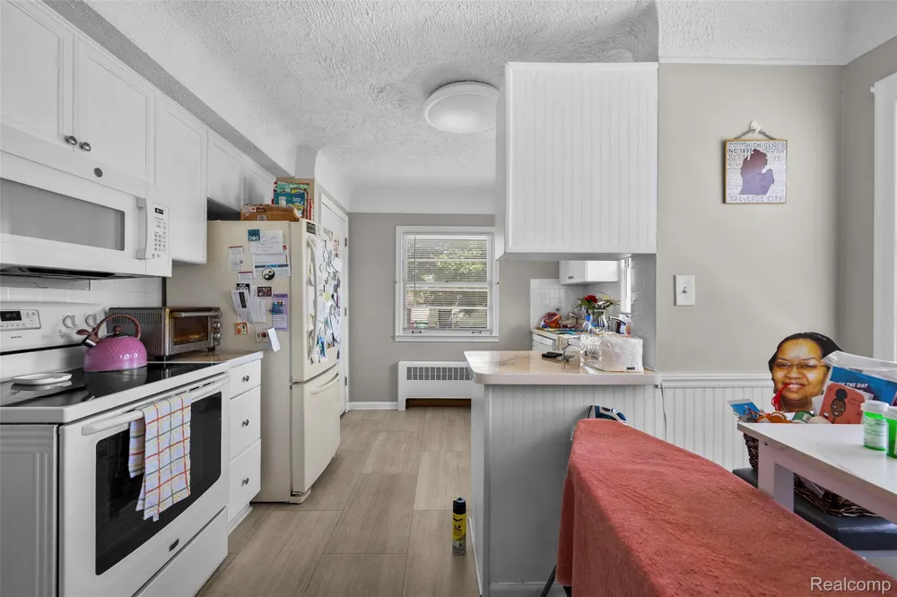 24740 Saxony Avenue Eastpointe City, MI 48021