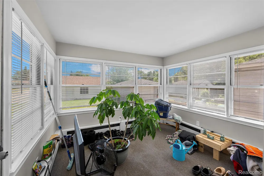 24740 Saxony Avenue Eastpointe City, MI 48021