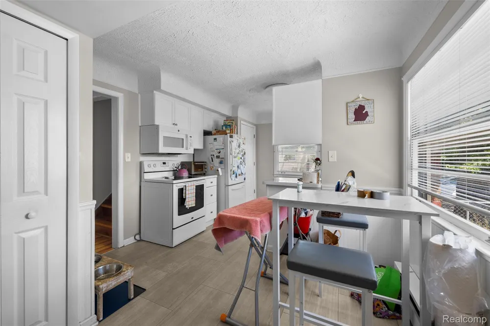 24740 Saxony Avenue Eastpointe City, MI 48021