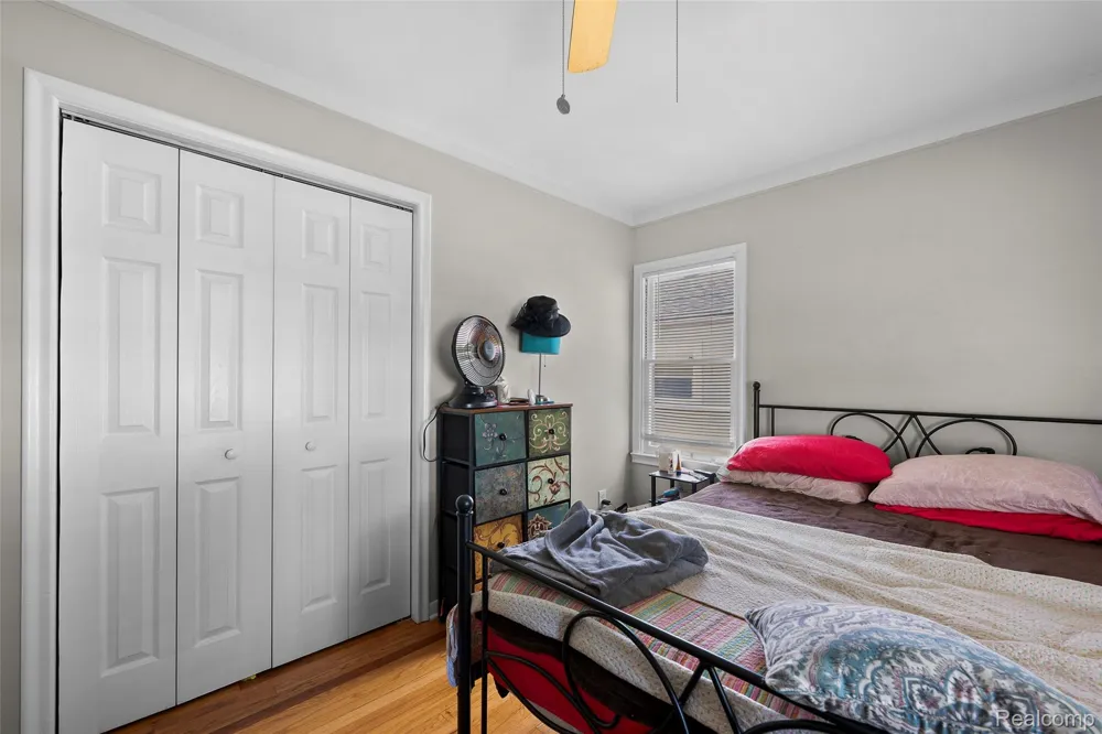 24740 Saxony Avenue Eastpointe City, MI 48021