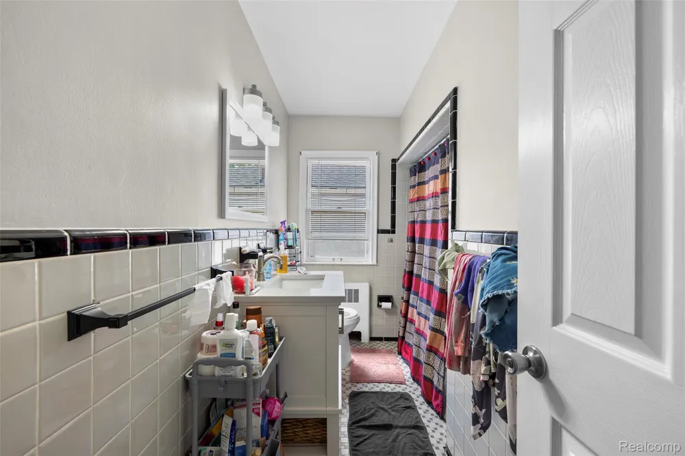 24740 Saxony Avenue Eastpointe City, MI 48021