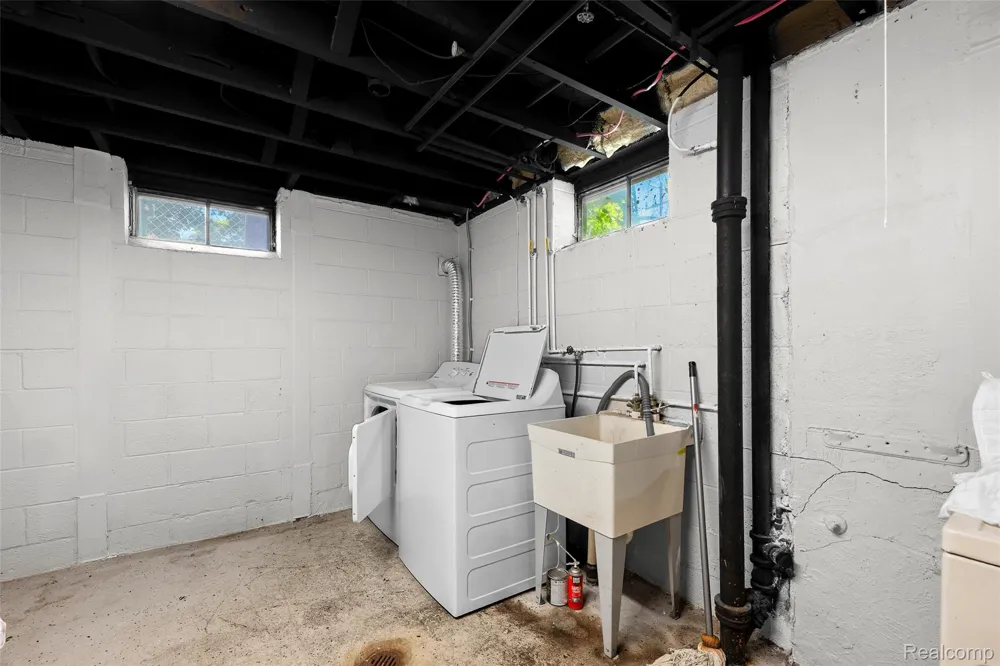 24740 Saxony Avenue Eastpointe City, MI 48021