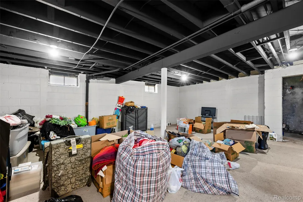 24740 Saxony Avenue Eastpointe City, MI 48021
