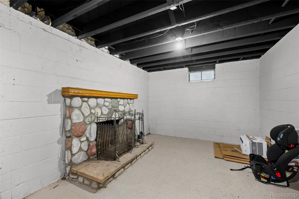 24740 Saxony Avenue Eastpointe City, MI 48021