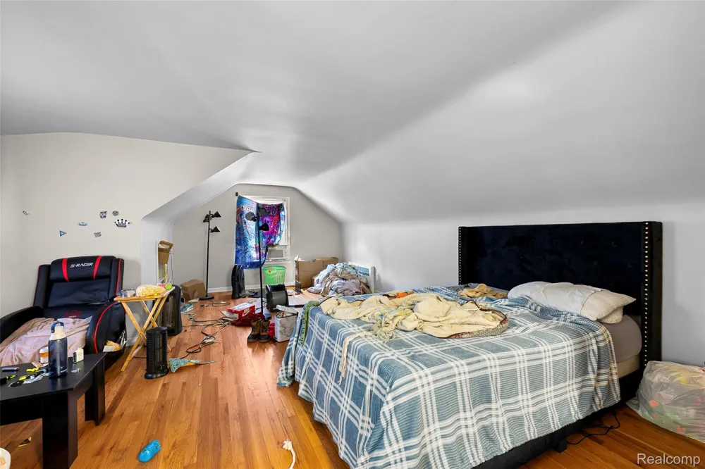 24740 Saxony Avenue Eastpointe City, MI 48021