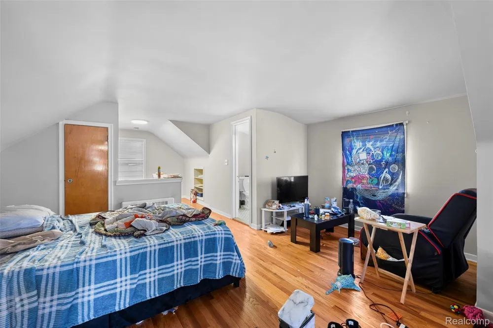 24740 Saxony Avenue Eastpointe City, MI 48021