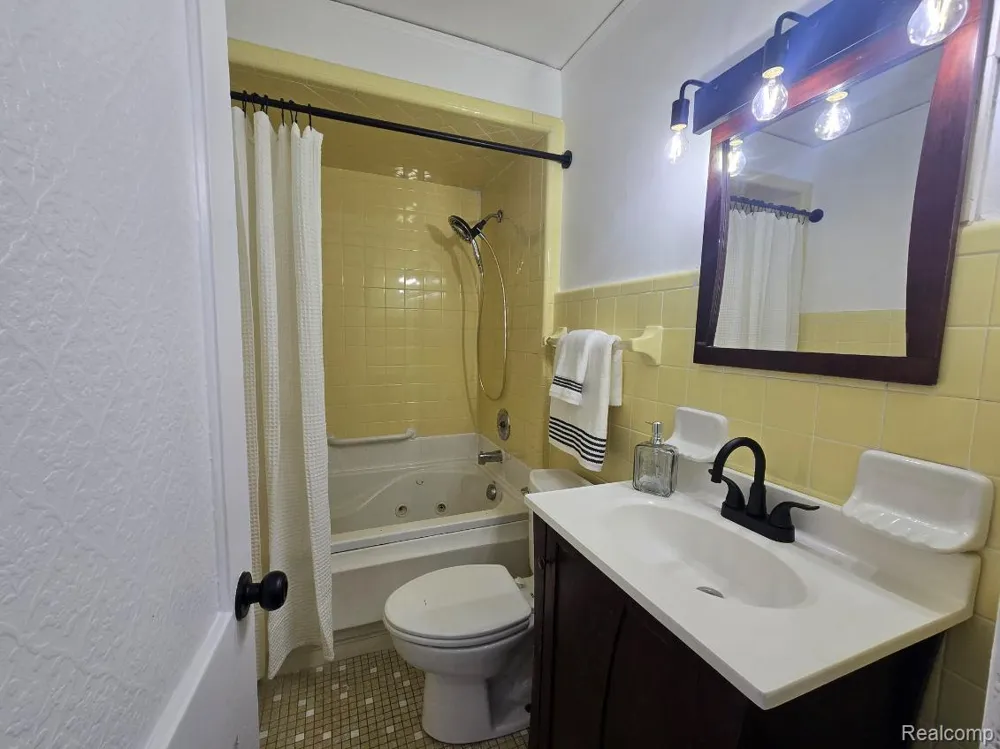 13009 Castle Street Southgate City, MI 48195