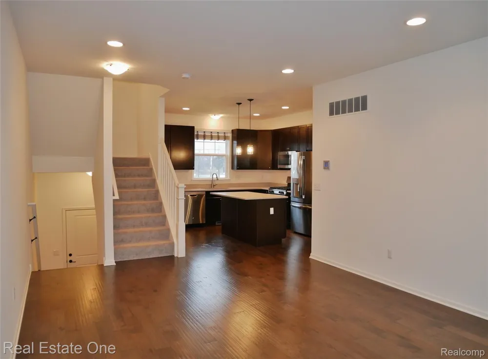 4637 BRADLEY CIRCLE Troy City, MI 48085