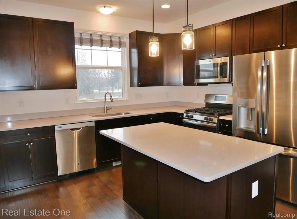 4637 BRADLEY CIRCLE Troy City, MI 48085