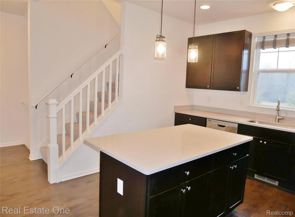 4637 BRADLEY CIRCLE Troy City, MI 48085