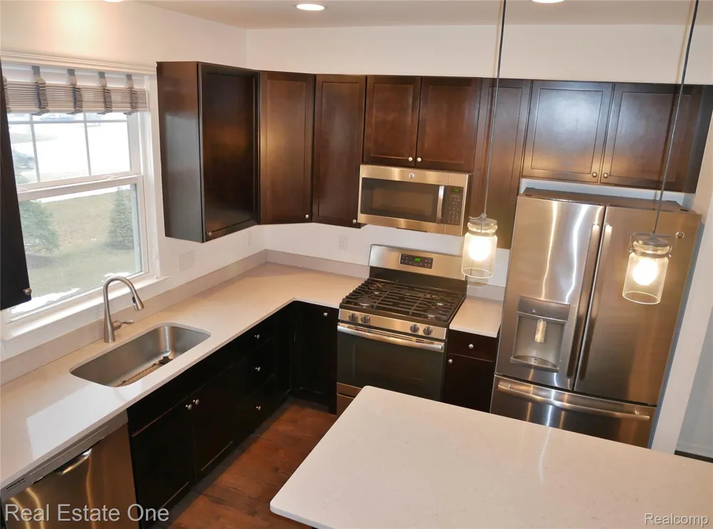 4637 BRADLEY CIRCLE Troy City, MI 48085