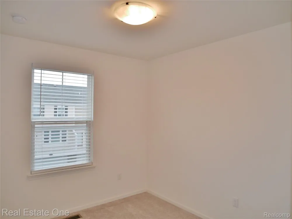 4637 BRADLEY CIRCLE Troy City, MI 48085