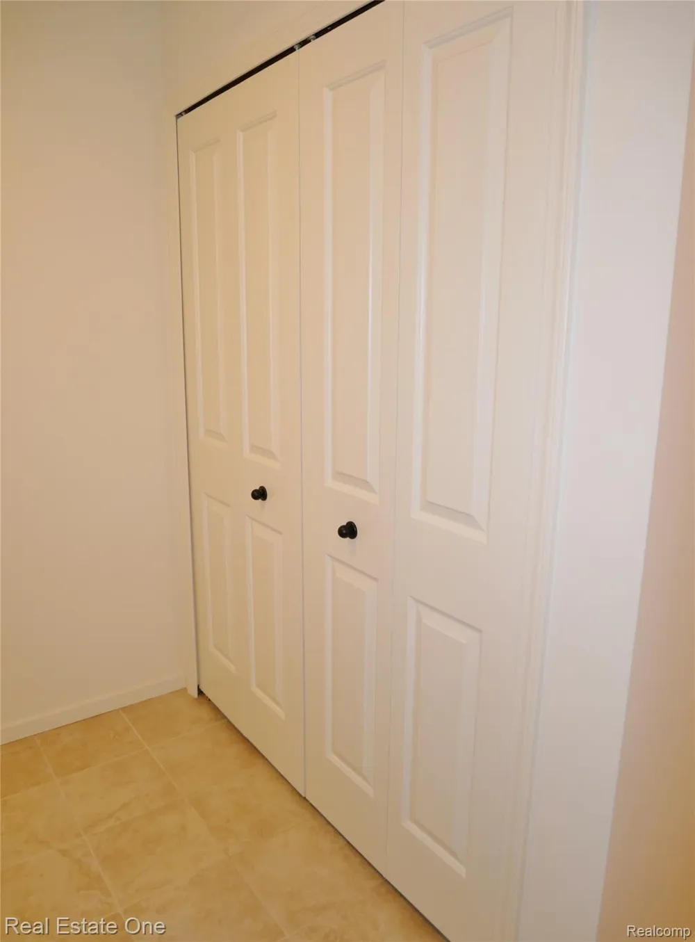 4637 BRADLEY CIRCLE Troy City, MI 48085