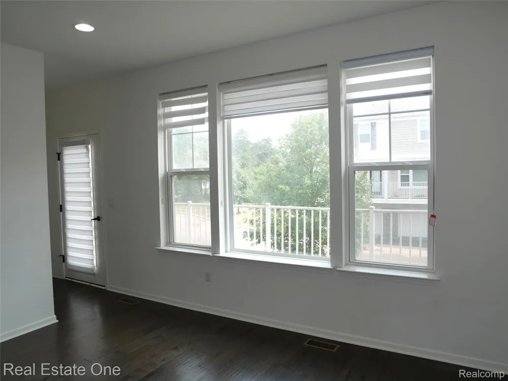 4637 BRADLEY CIRCLE Troy City, MI 48085