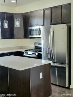 4637 BRADLEY CIRCLE Troy City, MI 48085