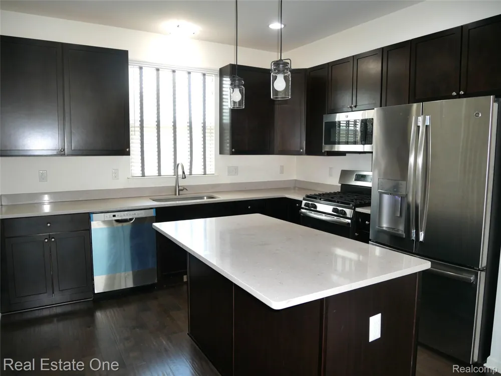 4637 BRADLEY CIRCLE Troy City, MI 48085