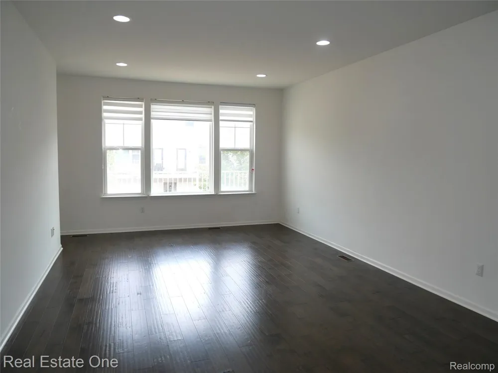 4637 BRADLEY CIRCLE Troy City, MI 48085