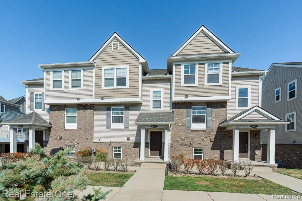 4637 BRADLEY CIRCLE Troy City, MI 48085