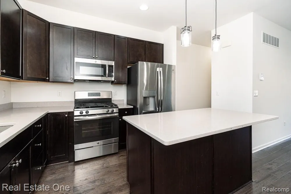 4637 BRADLEY CIRCLE Troy City, MI 48085