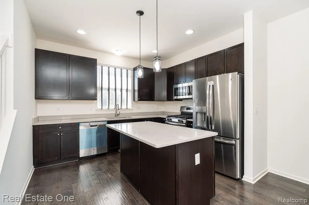 4637 BRADLEY CIRCLE Troy City, MI 48085