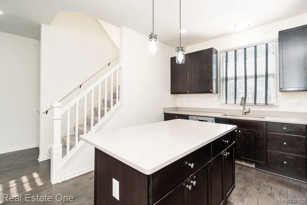 4637 BRADLEY CIRCLE Troy City, MI 48085