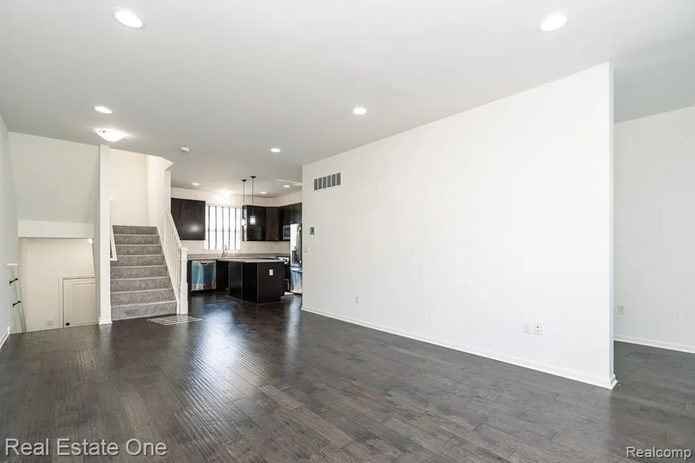 4637 BRADLEY CIRCLE Troy City, MI 48085