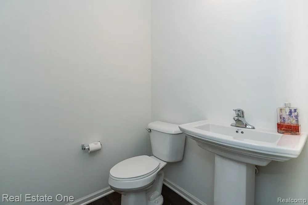 4637 BRADLEY CIRCLE Troy City, MI 48085