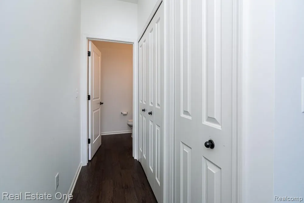 4637 BRADLEY CIRCLE Troy City, MI 48085
