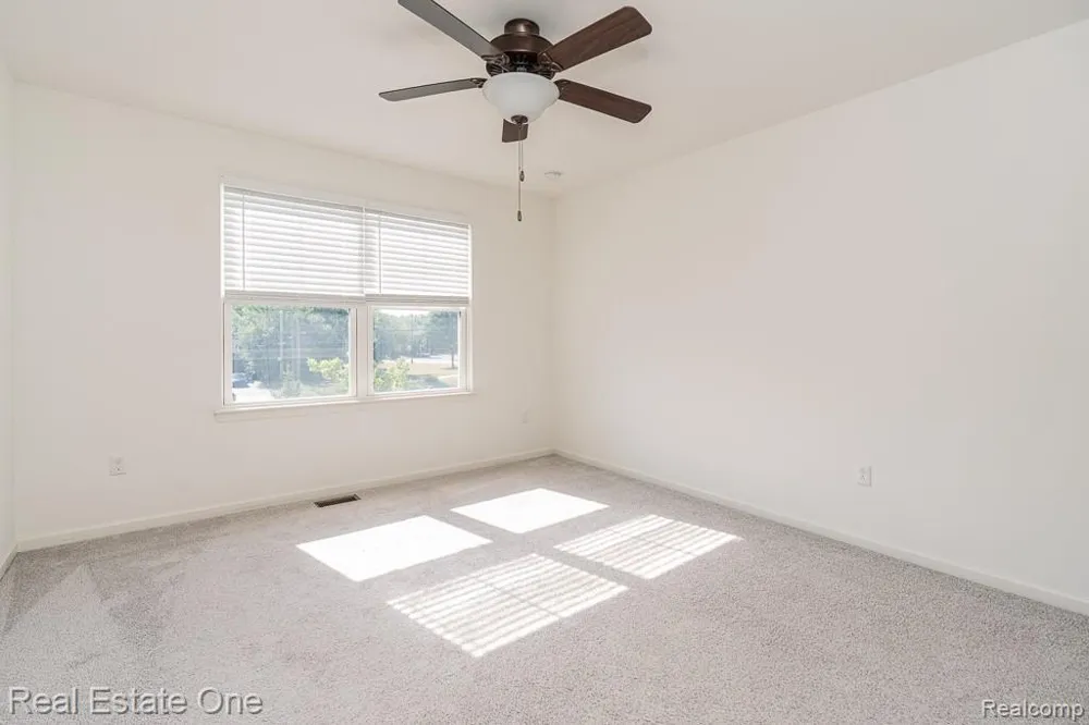 4637 BRADLEY CIRCLE Troy City, MI 48085