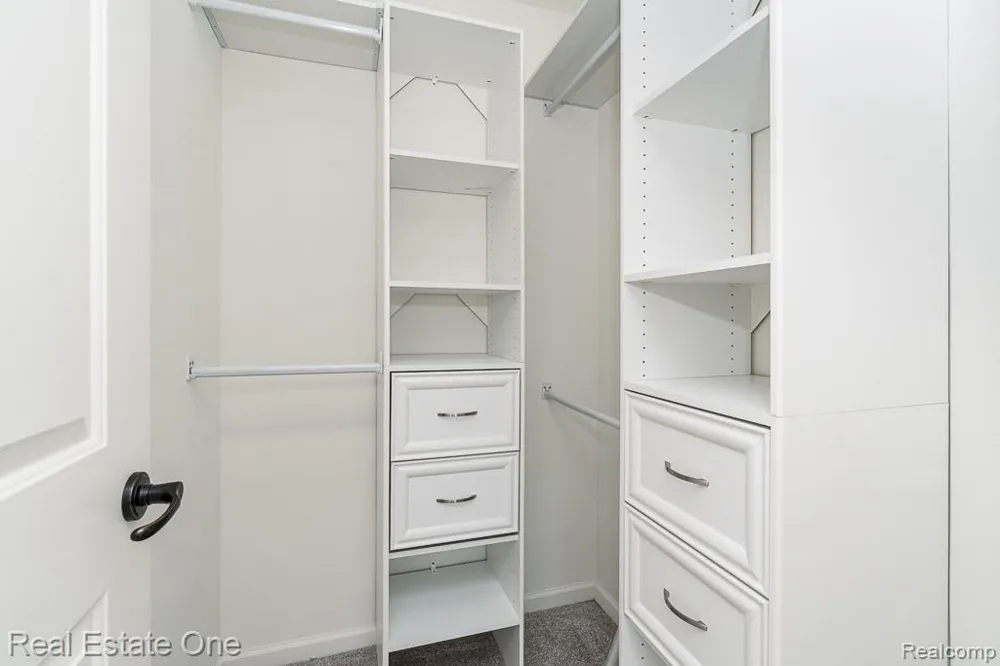 4637 BRADLEY CIRCLE Troy City, MI 48085