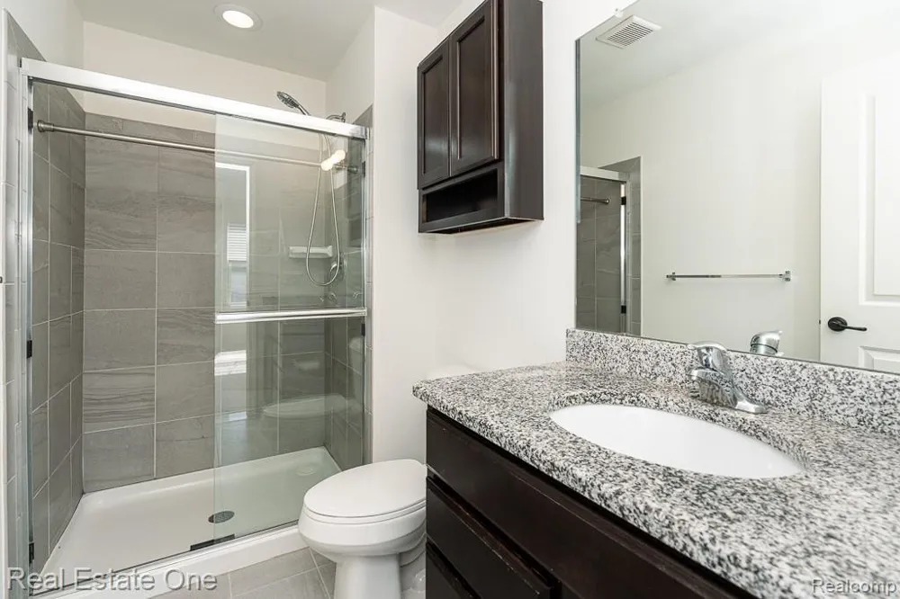 4637 BRADLEY CIRCLE Troy City, MI 48085