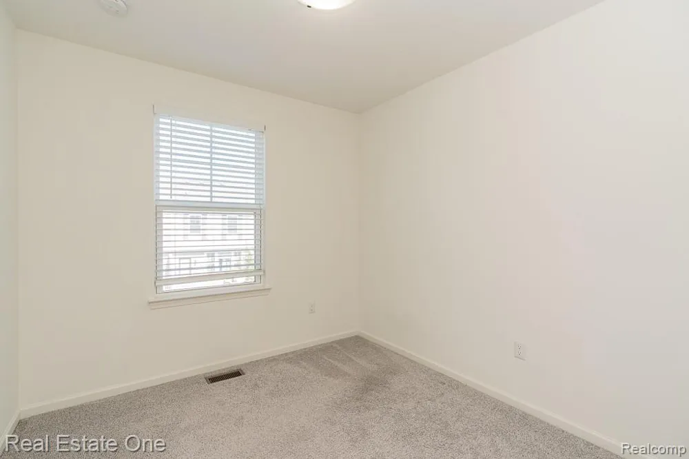 4637 BRADLEY CIRCLE Troy City, MI 48085