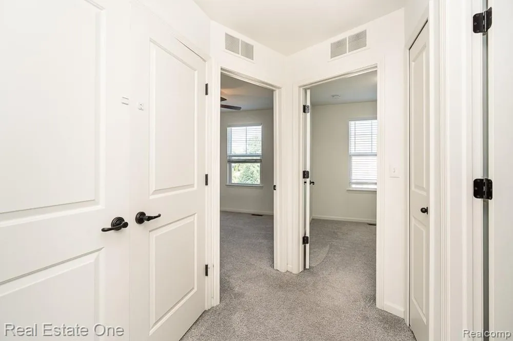 4637 BRADLEY CIRCLE Troy City, MI 48085