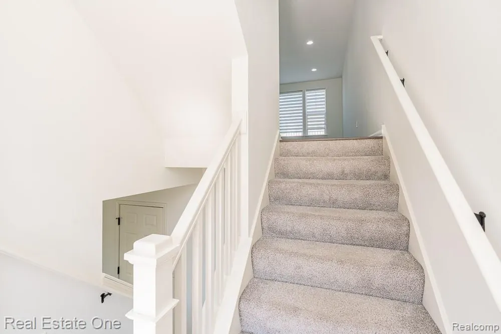 4637 BRADLEY CIRCLE Troy City, MI 48085