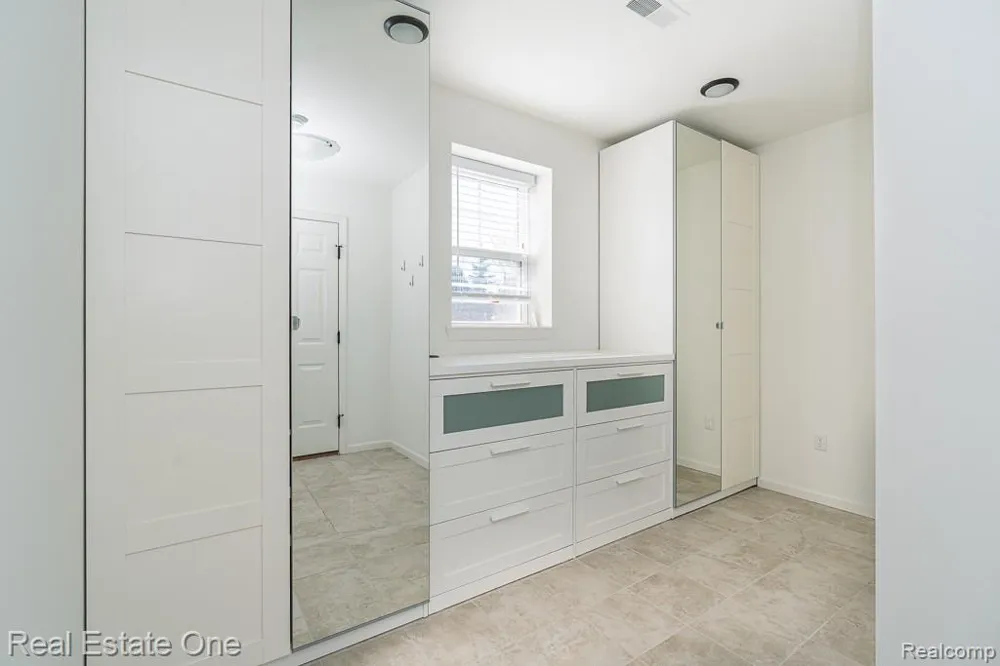 4637 BRADLEY CIRCLE Troy City, MI 48085