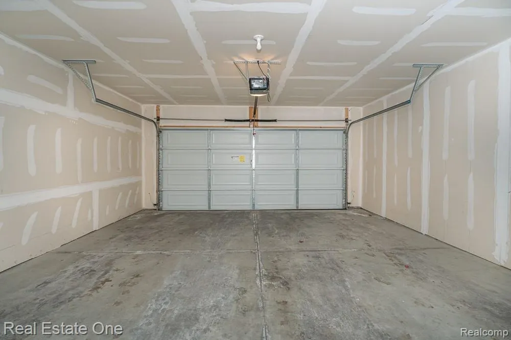 4637 BRADLEY CIRCLE Troy City, MI 48085