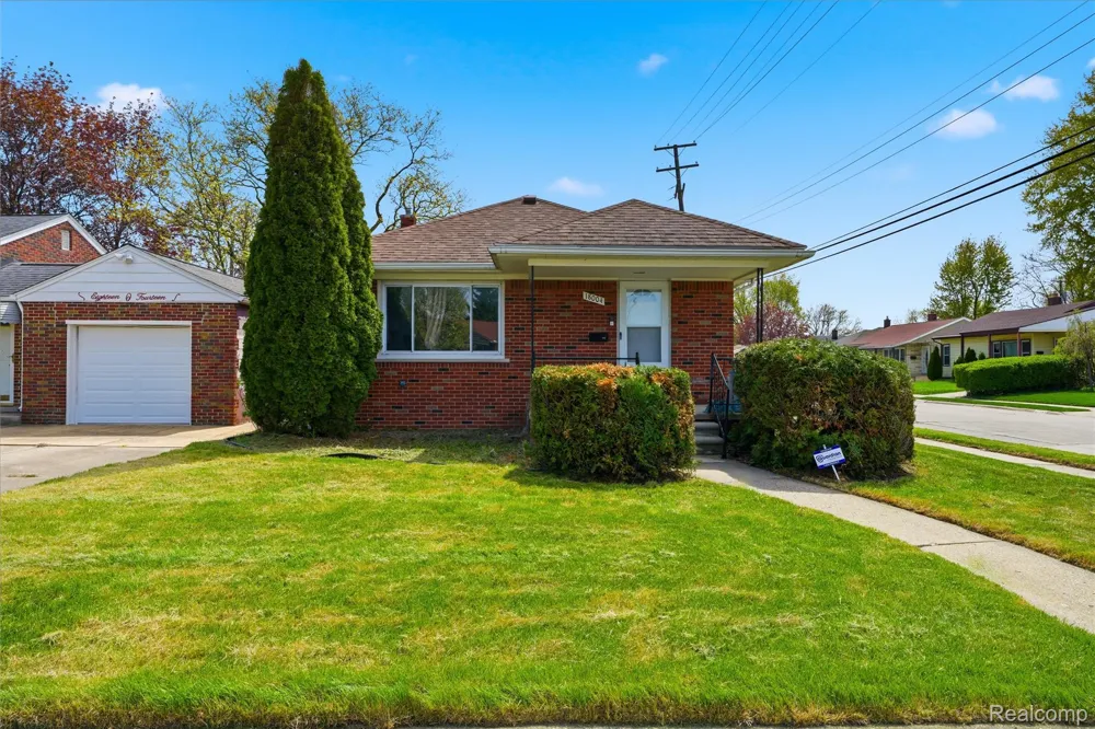 18004 Holland Avenue Eastpointe City, MI 48021