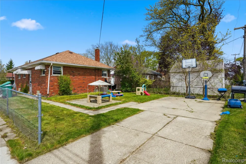 18004 Holland Avenue Eastpointe City, MI 48021